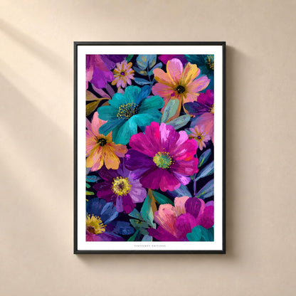 Affiche florale composée de grandes fleurs fuchsia, turquoise, violettes, corail et jaunes sur fond bleu nuit, avec feuillages bleu vert et bordure blanche.