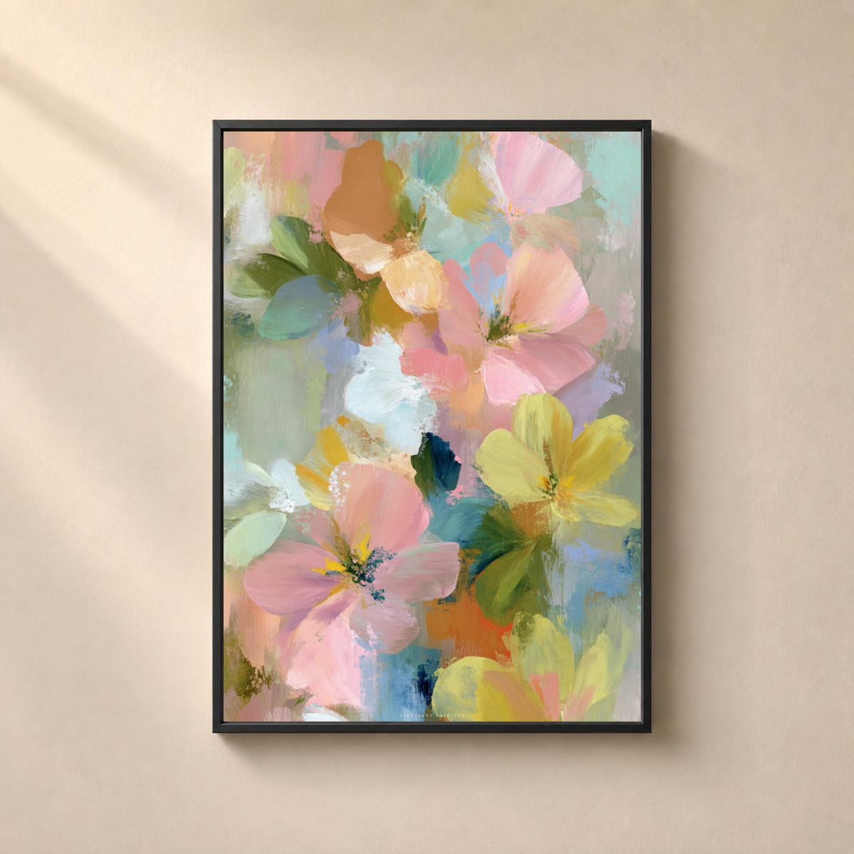 Affiche florale abstraite peinte à l'huile, grandes corolles rose poudré, jaune pâle, blanc cassé et vert amande en touches fondues sans contour, fond mêlant vert-de-gris, bleu lavande et gris chaud en couches superposées avec quelques accents orange brûlé et bleu nuit.