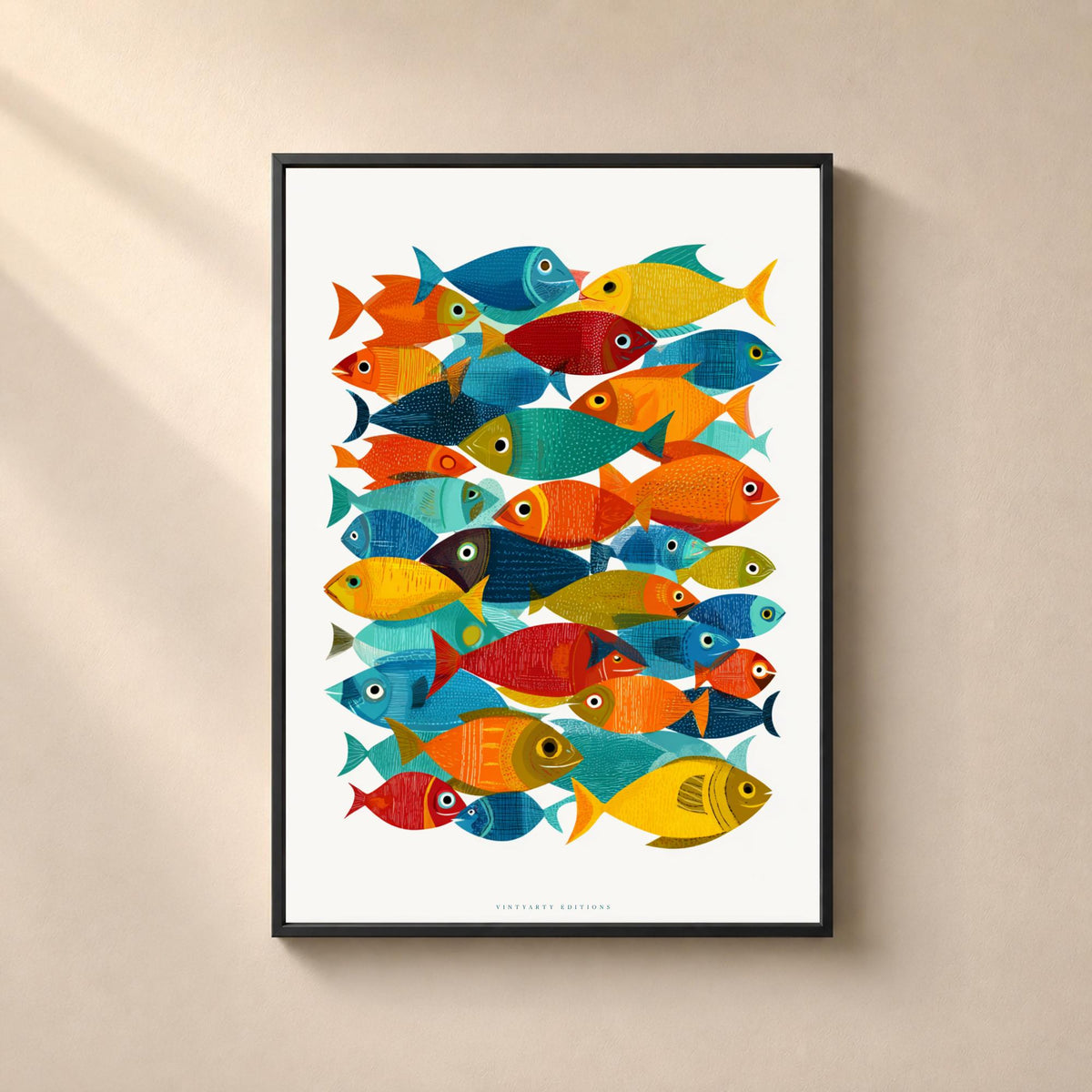 Affiche représentant un banc de poissons stylisés multicolores sur fond blanc avec de larges marges blanches, illustration contemporaine inspirée du monde marin.