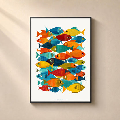 Affiche représentant un banc de poissons stylisés multicolores sur fond blanc avec de larges marges blanches, illustration contemporaine inspirée du monde marin.