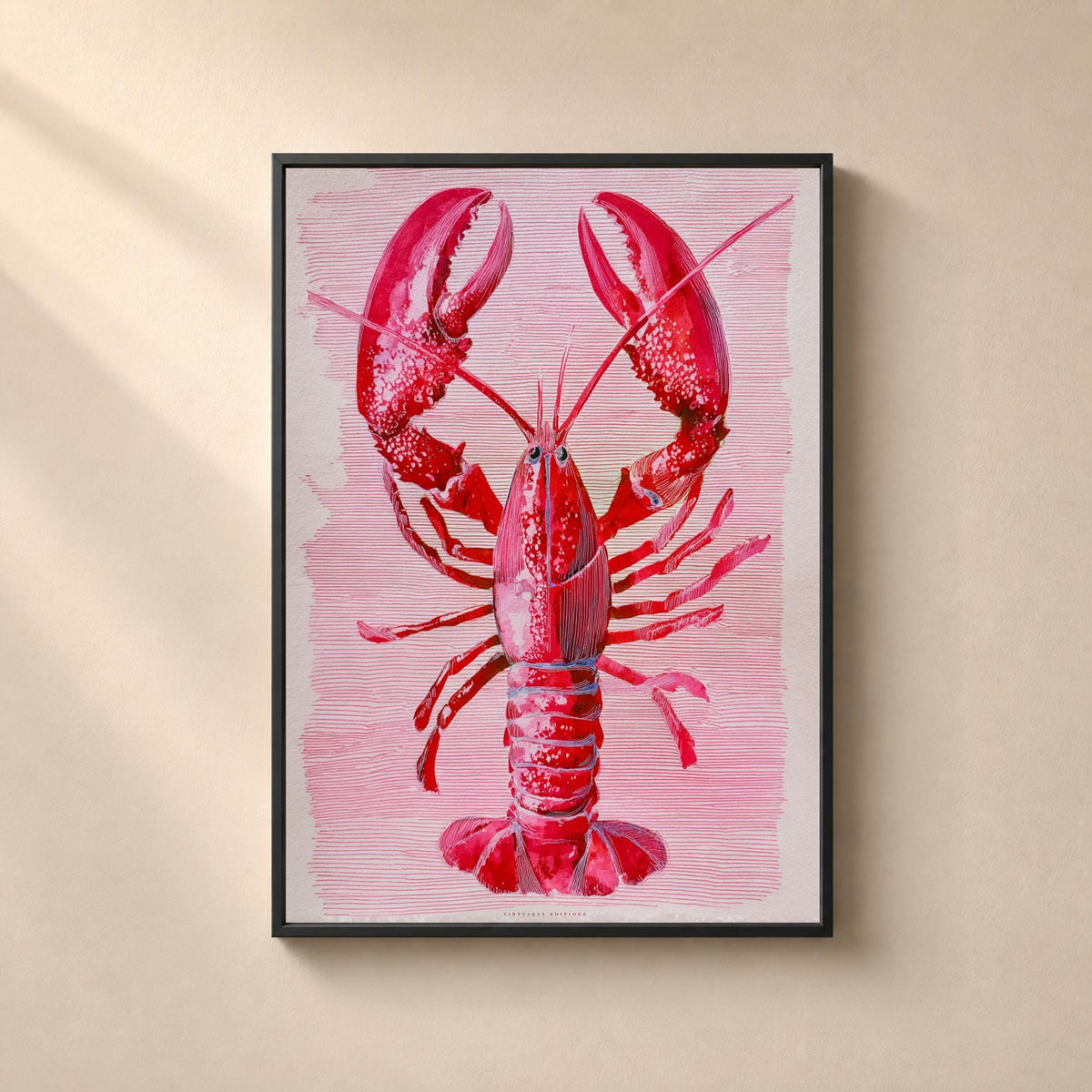 Affiche représentant un grand homard rouge et rose vu de face, avec pinces relevées, longues antennes et fond crème couvert de fines lignes roses.