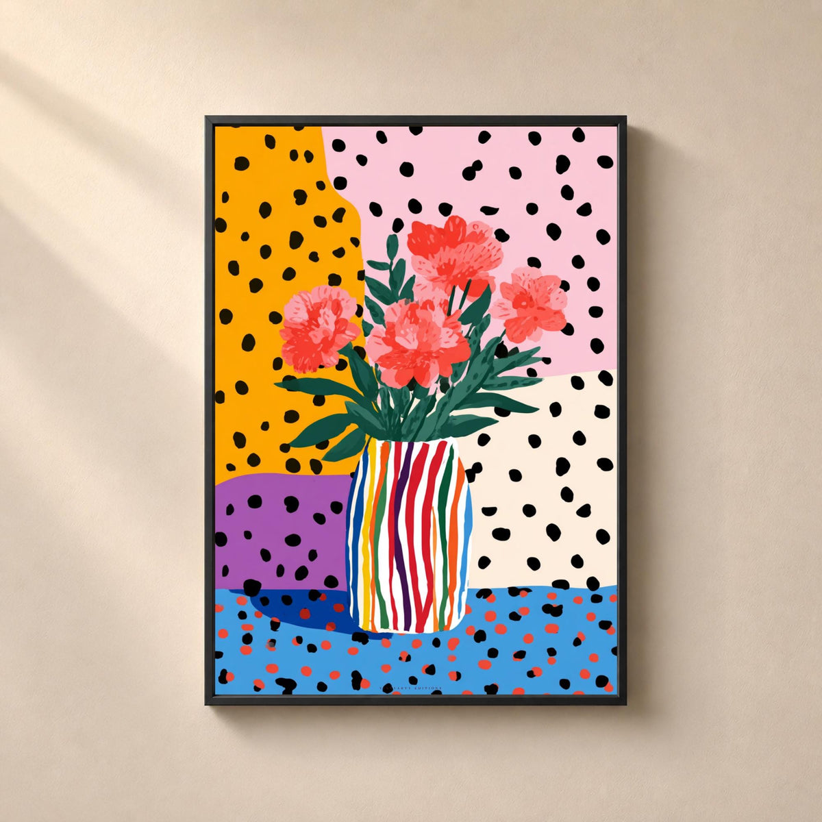 Affiche florale représentant quatre fleurs corail et roses dans un vase blanc à rayures multicolores, sur fond orange, rose, crème et violet couvert de pois noirs.