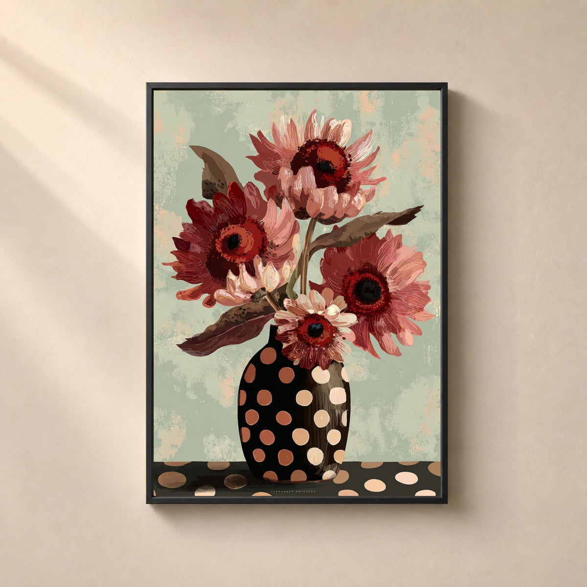 Bouquet de fleurs rose poudré et terracotta dans un vase noir à gros pois beiges sur fond vert sauge texturé.