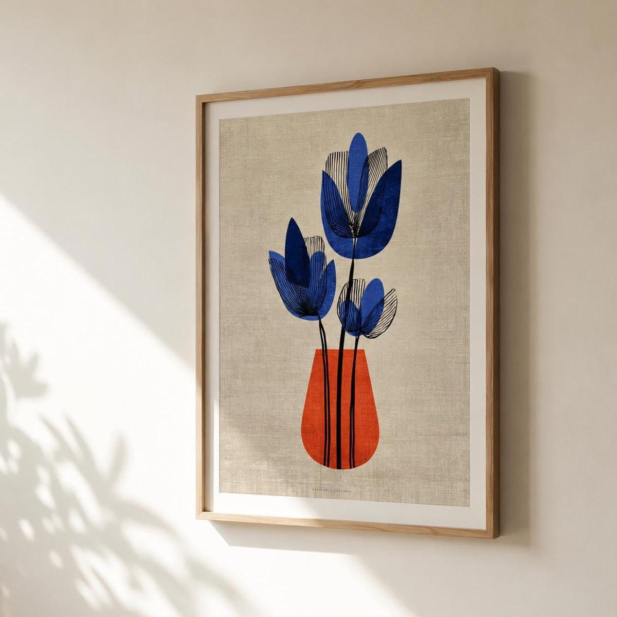 Affiche fleurs bleues vase orange, art floral rétro moderne, décoration murale fond lin