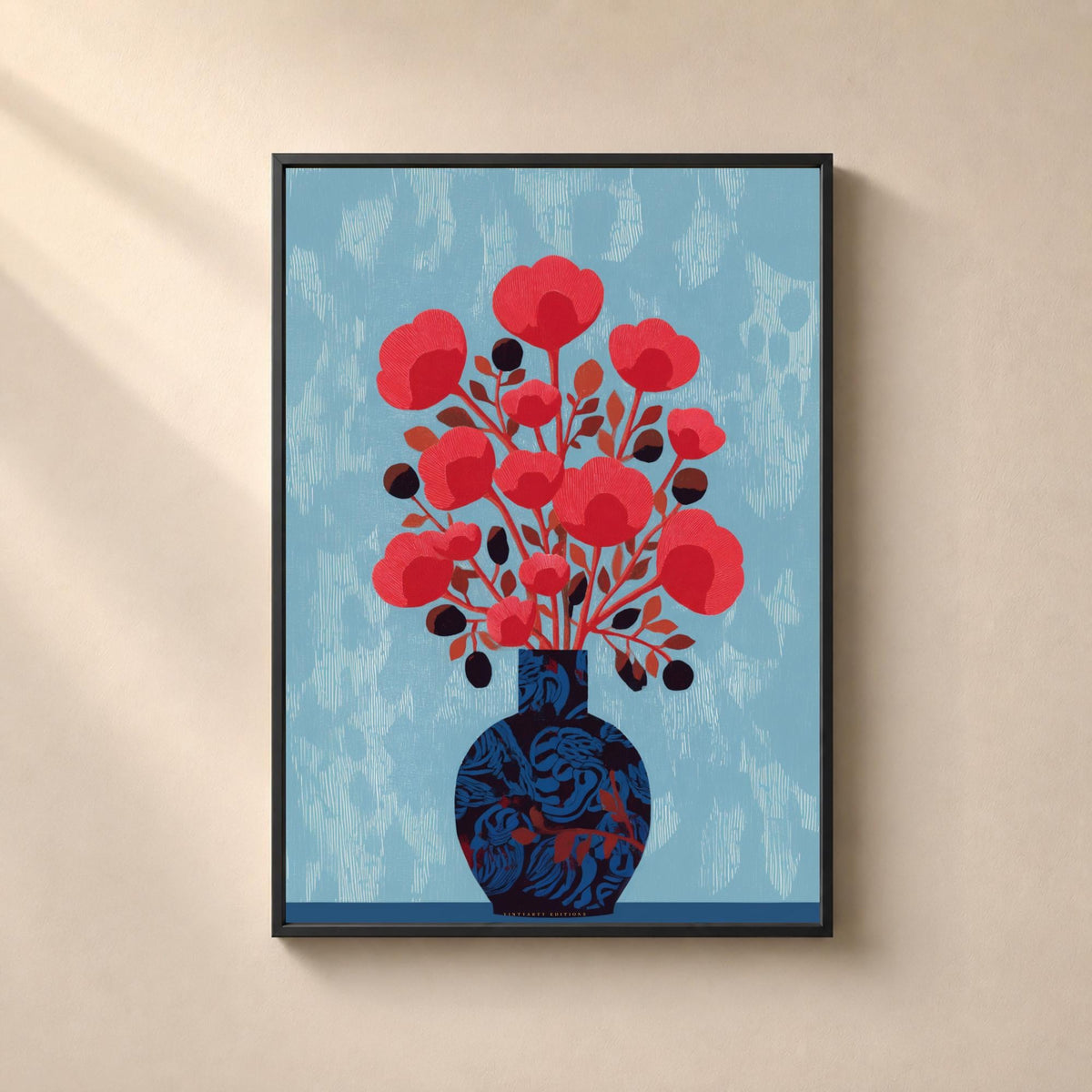 Affiche représentant un bouquet de fleurs rouges stylisées dans un vase bleu nuit décoré de motifs floraux, sur fond bleu ciel texturé.