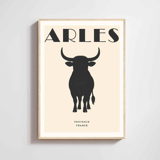 Arles, affiche du taureau de Camargue, graphique noir et crème, déco murale Provence