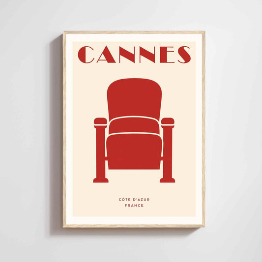 Affiche art déco de Cannes : fauteuil de cinéma rouge en aplat sur fond crème, titre CANNES en capitales art déco.